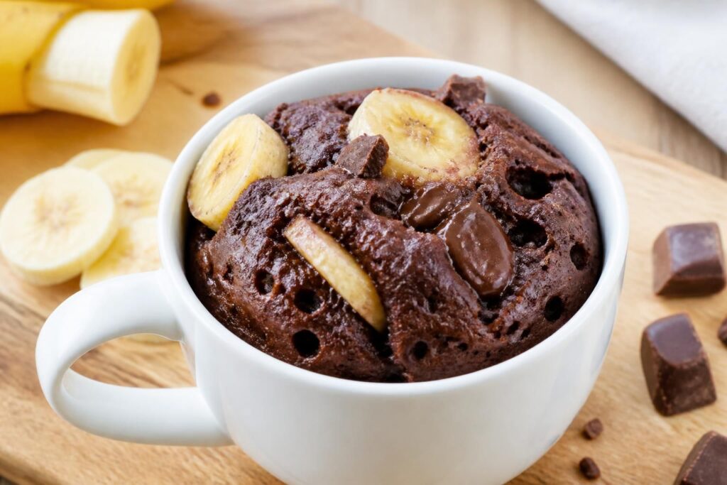 découvrez notre recette rapide et saine de mug cake banane chocolat, sans beurre, à préparer facilement au micro-ondes pour un plaisir gourmand et léger.
